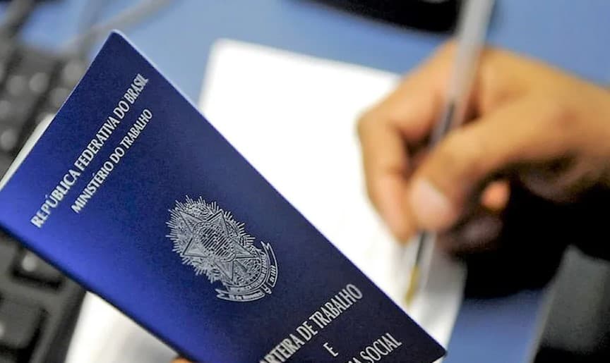 Desemprego cai para 8,3% em outubro, menor nível desde 2015, aponta IBGE