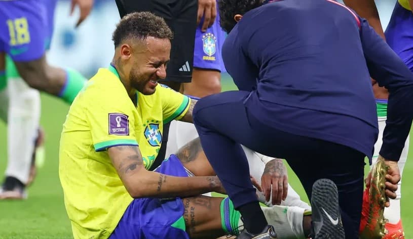 Neymar deixa campo chorando por dores no tornozelo na estreia da Seleção na Copa do Mundo