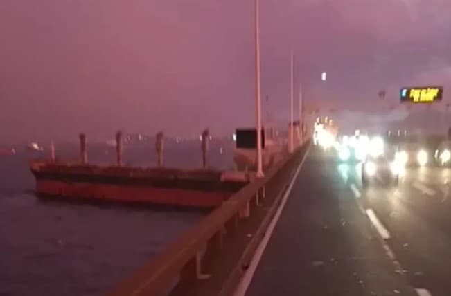 VÍDEO: Navio à deriva colide com Ponte Rio-Niterói, que está fechada
