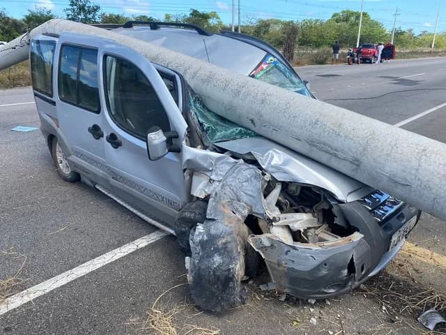 FOTOS: Poste cai sobre carro após colisão no prolongamento da Prudente de Morais em Natal