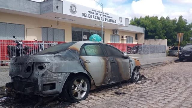 Carro apreendido e estacionado em frente à delegacia de Mossoró para passar por perícia é incendiado por criminosos