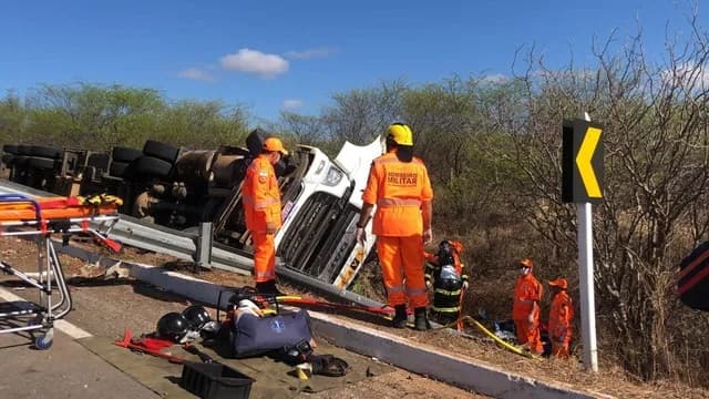 Carreta carregada de mangas tomba em curva na BR-427 em Caicó