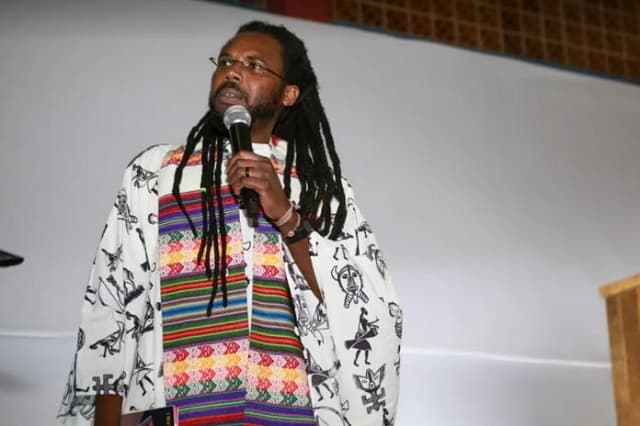 Padre é afastado da Igreja após celebrar cerimônia com casais gays