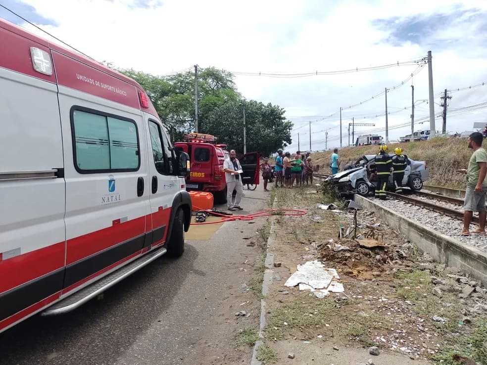 Carro é atingido por trem em Natal e motorista fica ferido