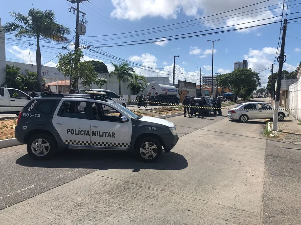 Suspeito de assalto bate carro e é baleado após perseguição e confronto com policiais militares em Natal
