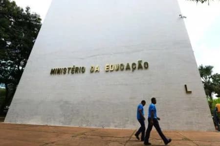 Governo vai desbloquear R$ 2 bilhões do MEC esta semana, afirma Godoy