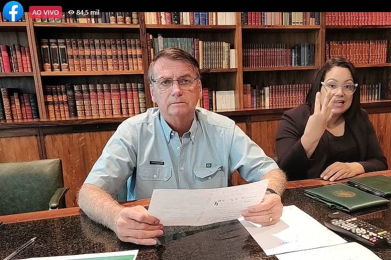 “O Brasil não sucumbirá, acreditem em vocês", diz Bolsonaro em live e criticou atos terroristas