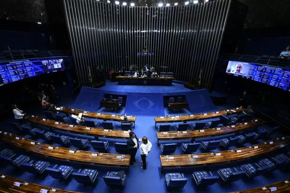 Senadores enrolados assinam PEC que torna crime chamar políticos de ‘ladrão’