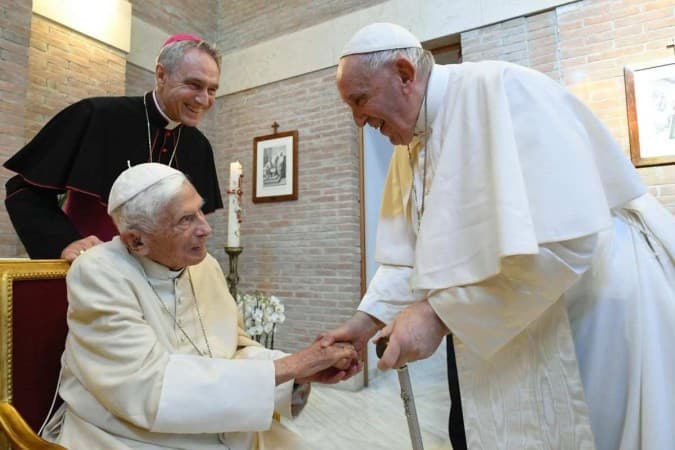 Papa emérito Bento XVI está ‘lúcido' e seu estado é ‘estável'