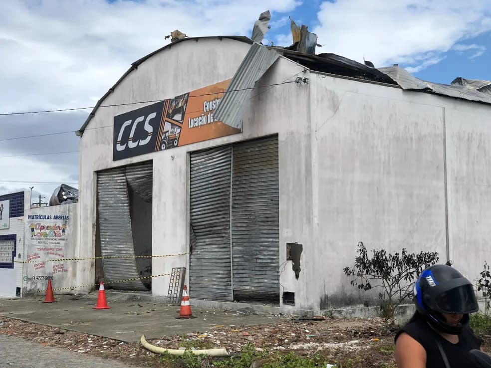 Bombeiros isolam prédio de fábrica de fogos de artifício destruída por incêndio; Polícia Civil instaura inquérito