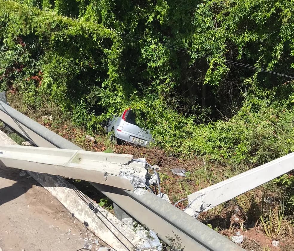 Motorista perde o controle do carro, derruba dois postes e sai da pista na BR-101 na Grande Natal