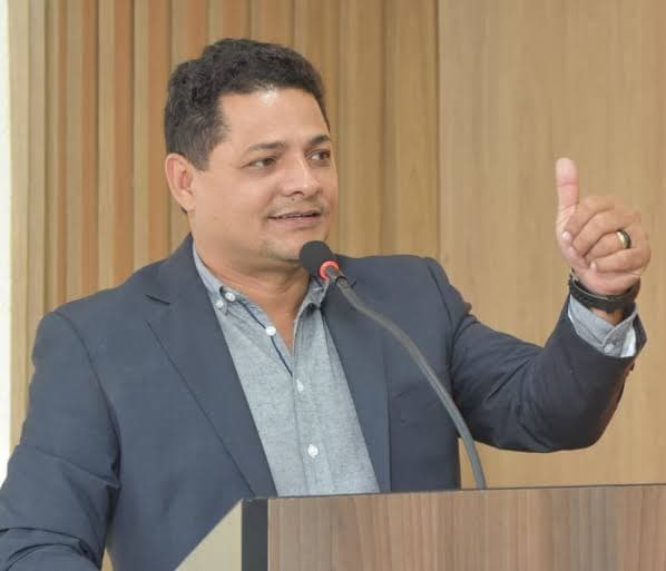 ERADO O INGRATO: Papai Noel de São Gonçalo: Prefeito Eraldo do PT aumenta para 15% a cobrança da taxa de iluminação pública da cidade