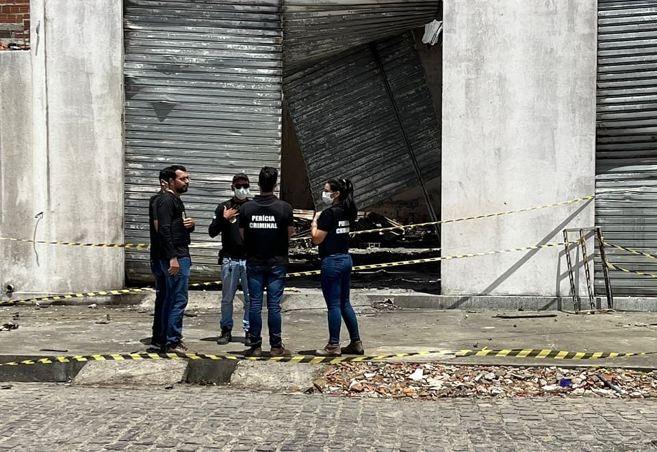Itep realiza perícia no galpão com fogos de artifício que pegou fogo em Parnamirim