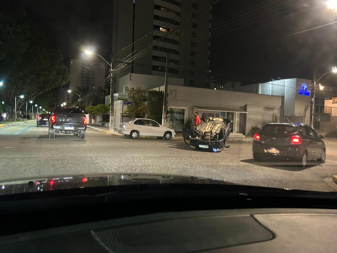 FOTO: Veículo capota em acidente no cruzamento da avenida Campos Sales com a rua Mossoró