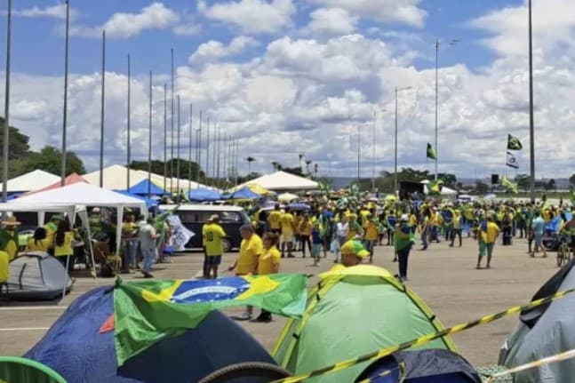 Governo do DF negocia com Exército para desmontar acampamento em frente ao QG antes da posse de Lula