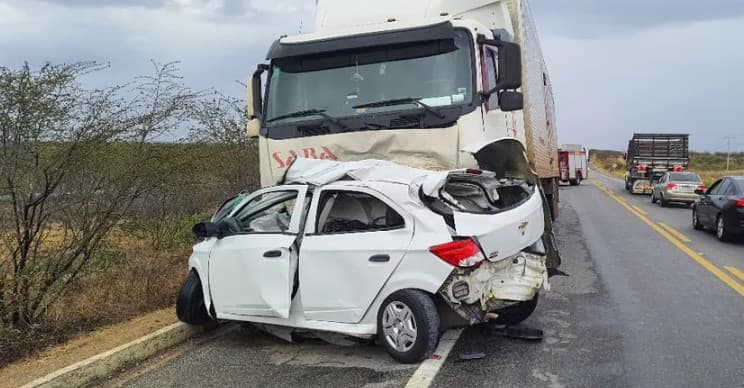 Motorista de carro morre após colidir com carreta na BR-304, próximo a Angicos