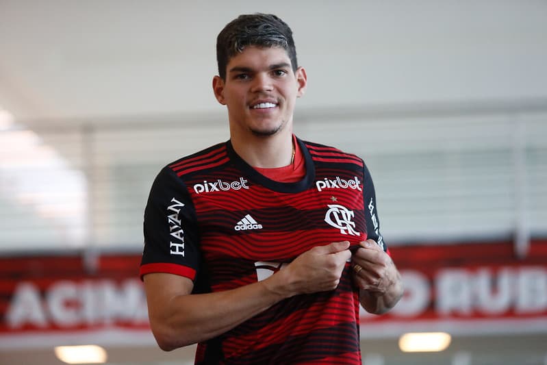 ABC vai lucrar com a negociação do lateral Ayrton Lucas com o Flamengo