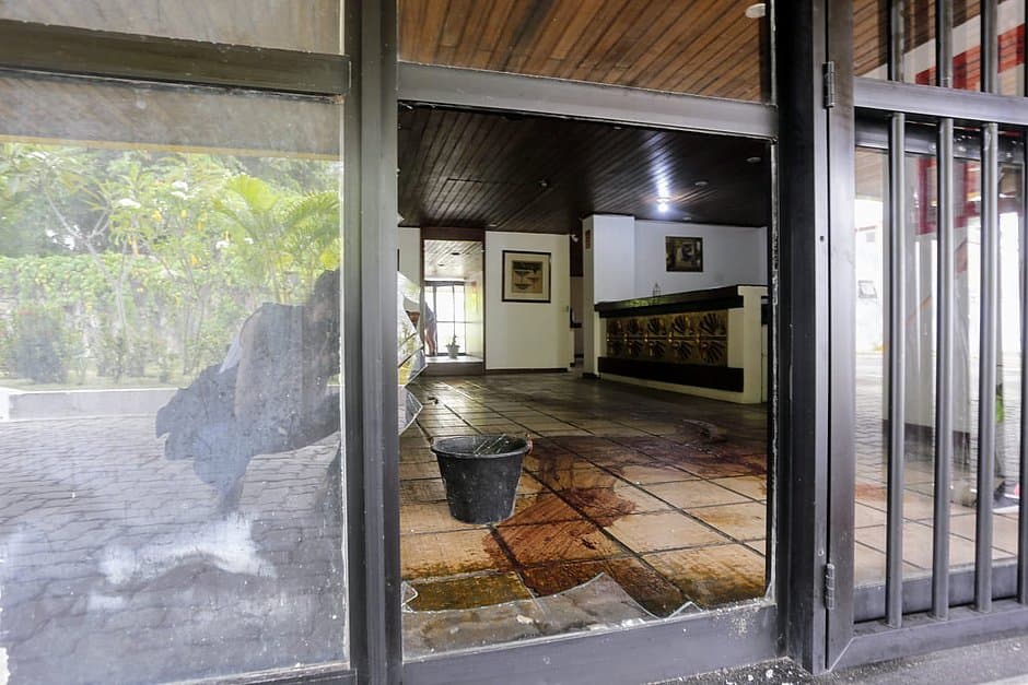 VÍDEO: Em surto, potiguar morre após invadir condomínio e quebrar porta de vidro com o próprio corpo na Bahia