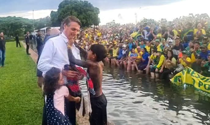 Apoiadores pedem "fica, Bolsonaro" em encontro com o presidente no Alvorada