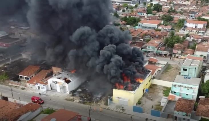 VÍDEO: Confira imagens aéreas do incêndio que atingiu fábrica de fogos de artifício e deixou feridos em Parnamirim