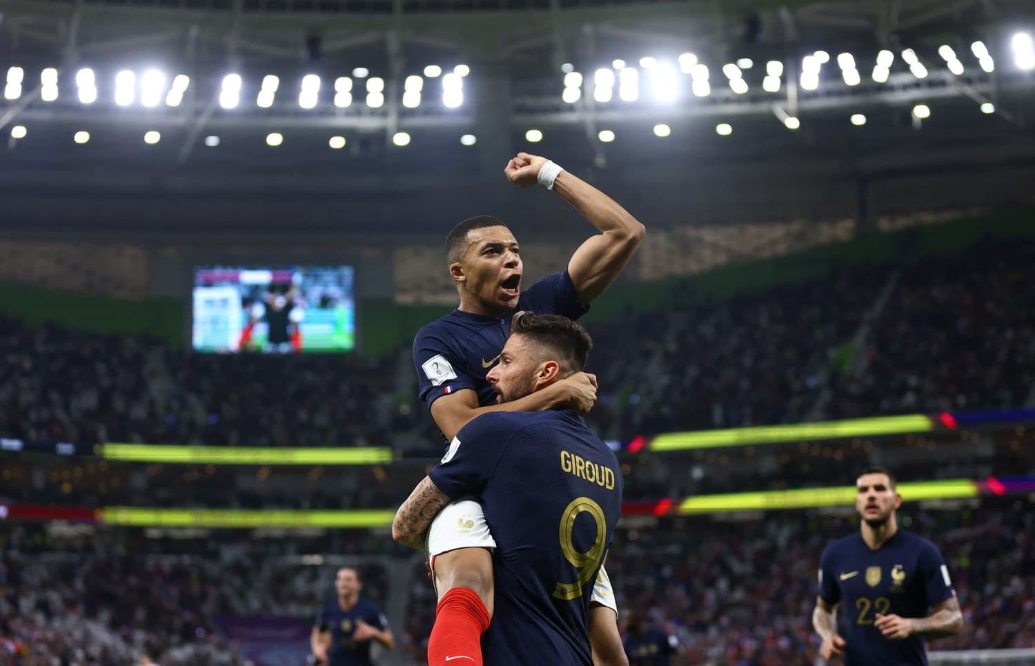 Mbappé e Giroud quebram marcas históricas e colocam a França nas quartas de final