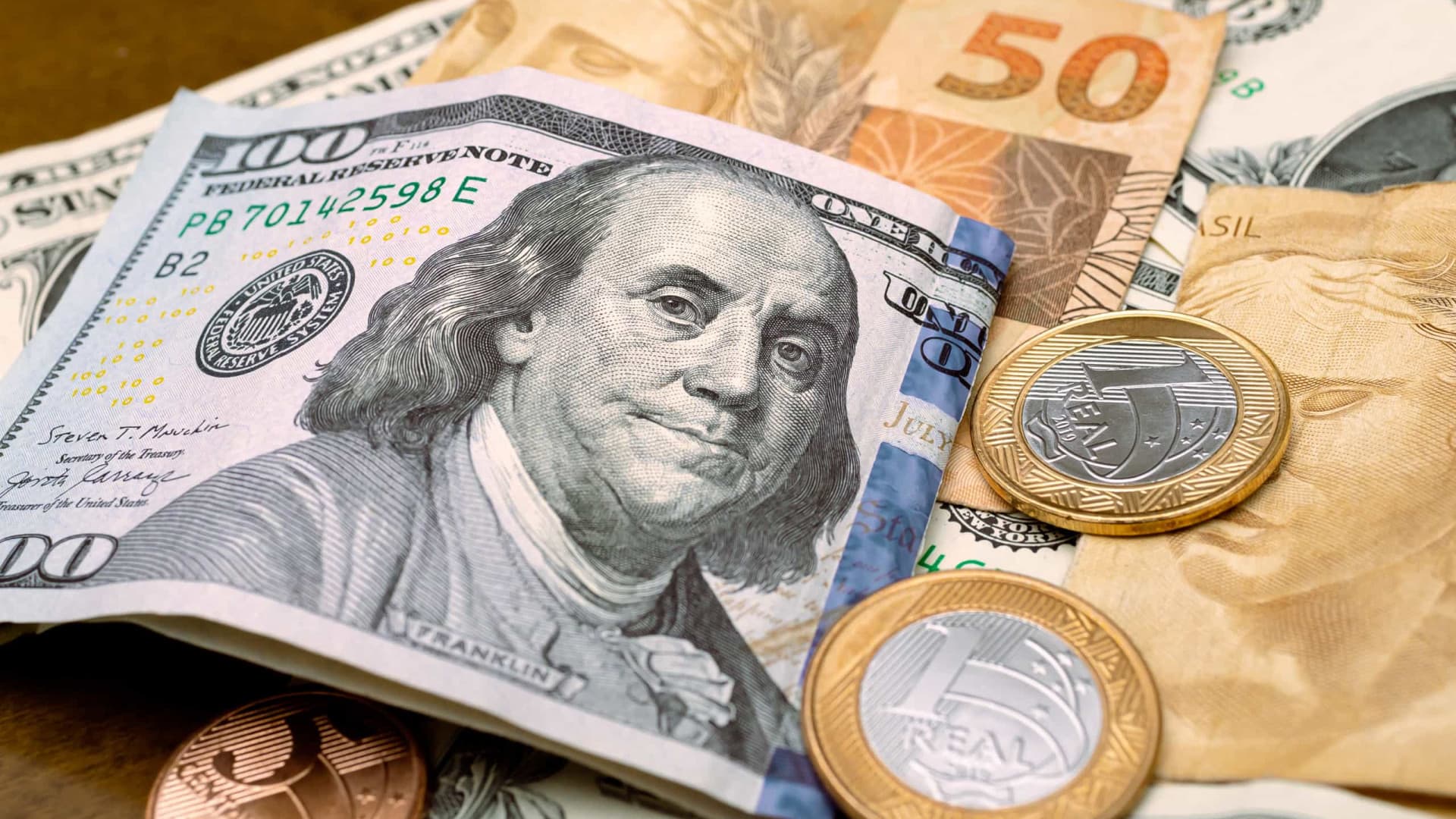 Limite de moeda em espécie para viajar sobe de R$ 10 mil para R$ 52,7 mil