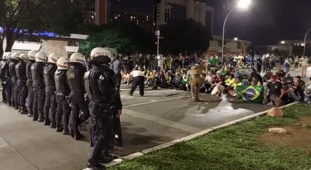 VÍDEO: Aos gritos de "solta o índio" e "liberta o Serere", bolsonaristas sentaram em via de Brasília em frente a polícia