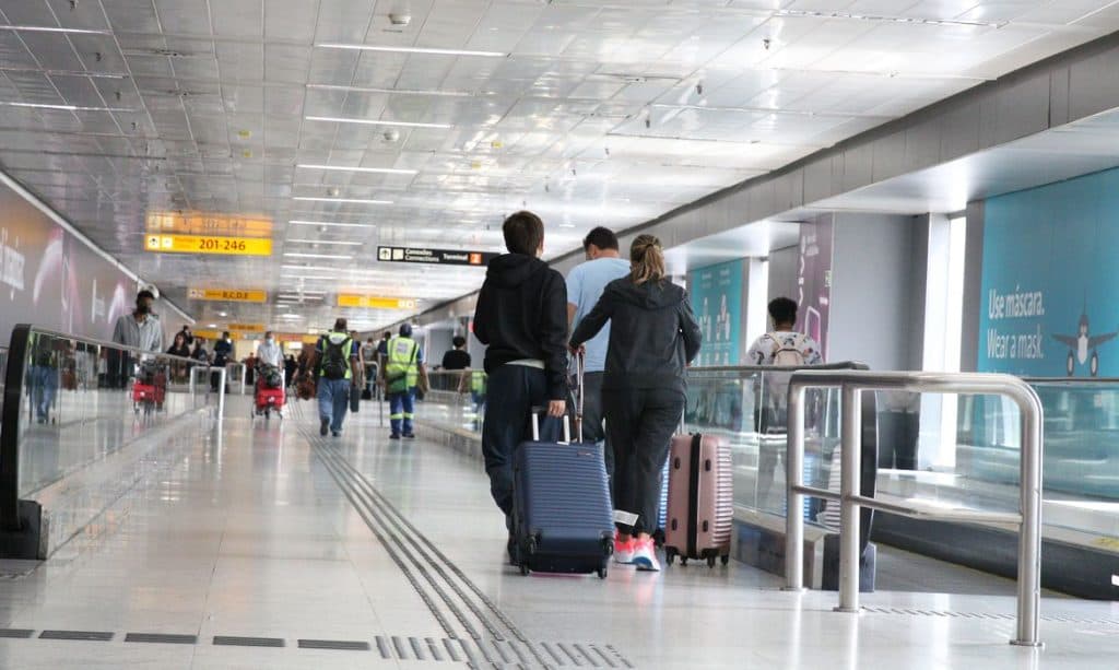 Preços das passagens aéreas aumentam 35% em 12 meses; busca por ônibus aumenta