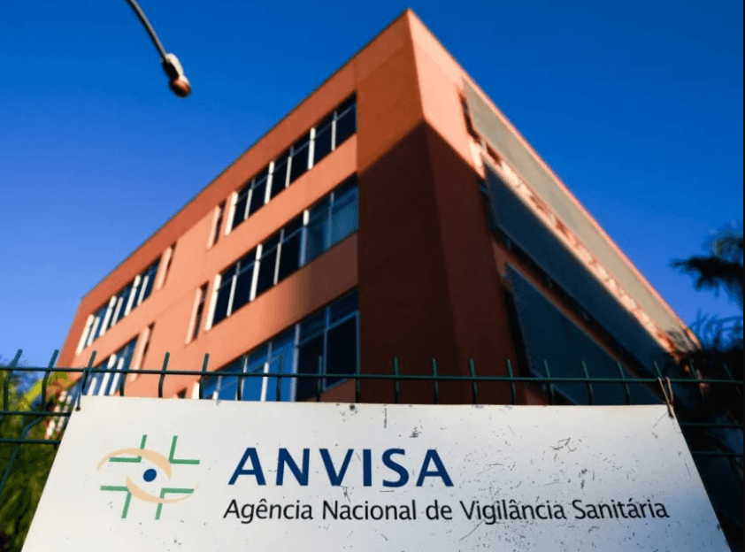 Anvisa alerta sobre risco de miocardite e pericardite pós-vacinação