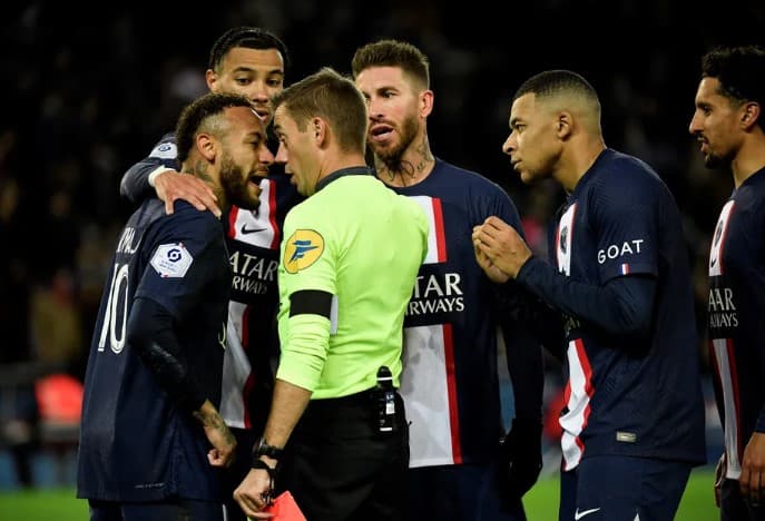 Neymar é expulso em primeira partida pelo PSG após a Copa do Mundo