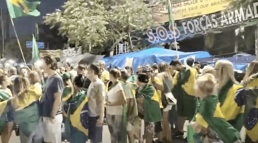 Após fala no Alvorada, nome de Bolsonaro volta a protagonizar atos