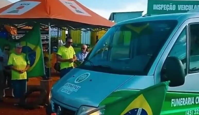 VÍDEO: Mulher é velada em acampamento bolsonarista no Paraná com benção de padre