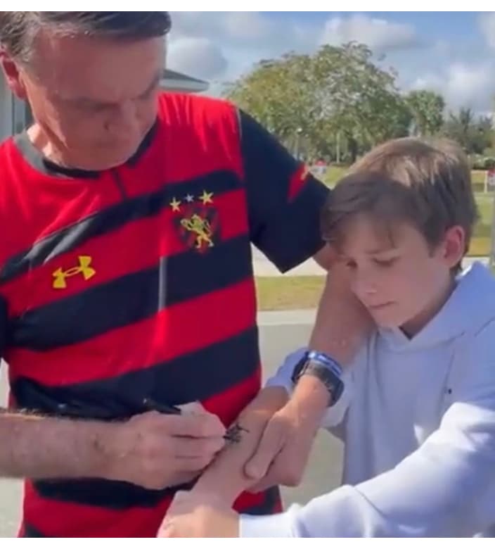 Após receber autógrafo de Bolsonaro no braço, jovem se emociona: “eu nunca mais vou tomar banho”