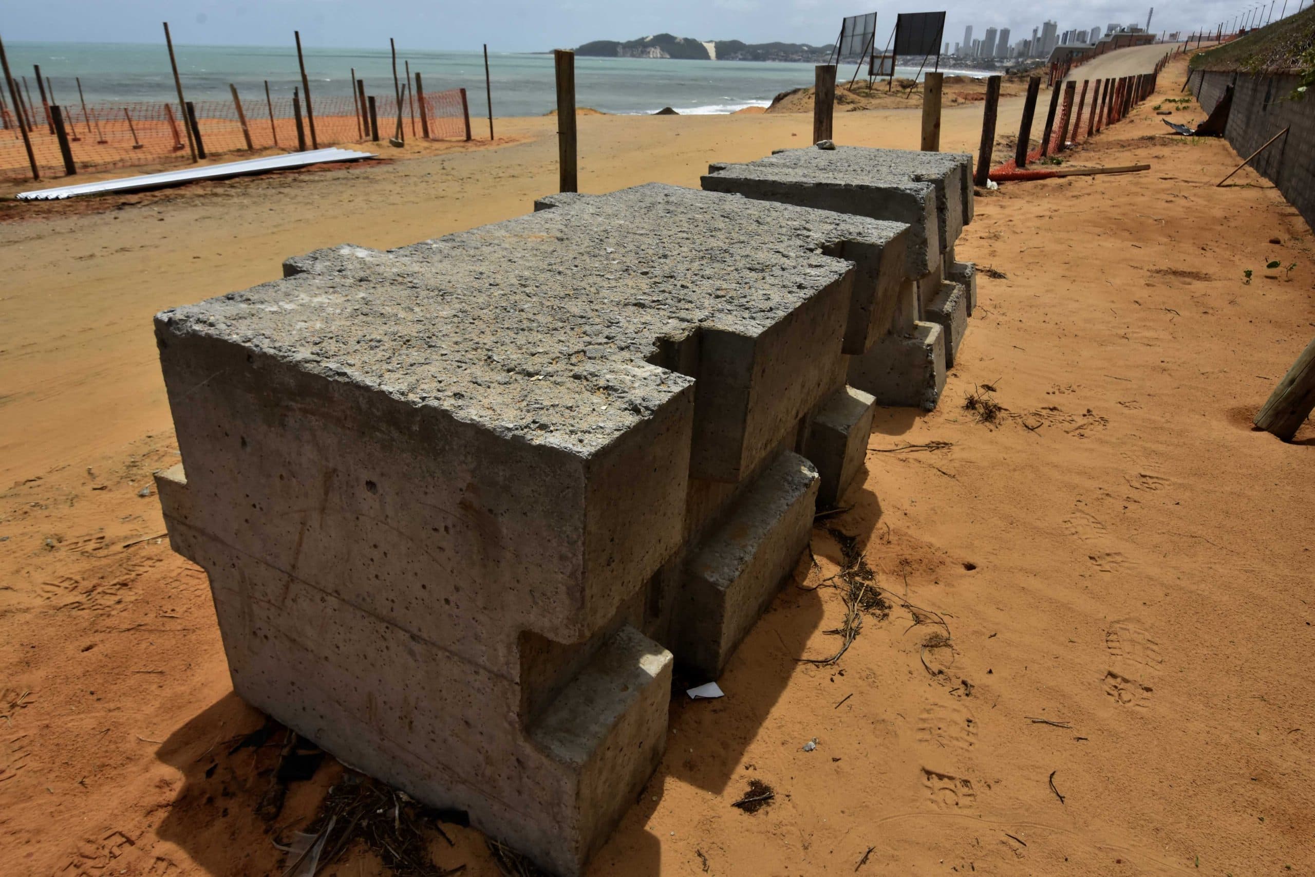 Obra de enrocamento de Ponta Negra terá início da aplicação de blocos no fim do mês