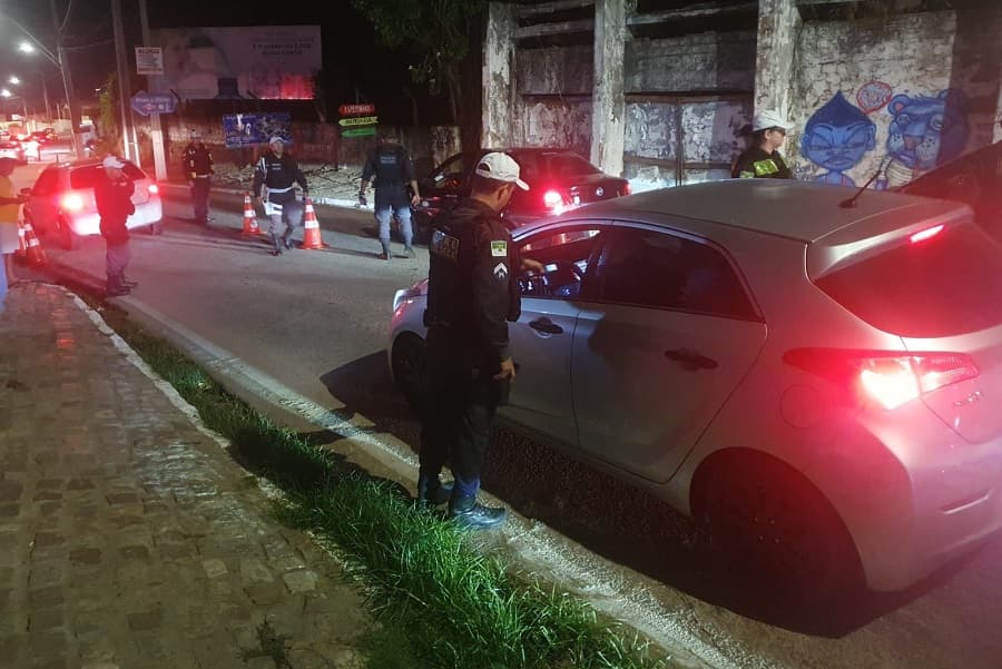 Quase 300 motoristas fazem teste do bafômetro e duas pessoas são presas pela Lei Seca no Litoral do RN