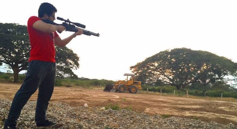 Anestesista preso por estupro exibia fotos com arma e fazia declarações à esposa nas redes
