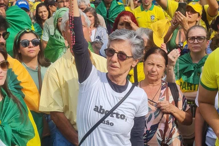 Cássia Kis envia fake news para a Folha ao ser indagada sobre invasões em Brasília