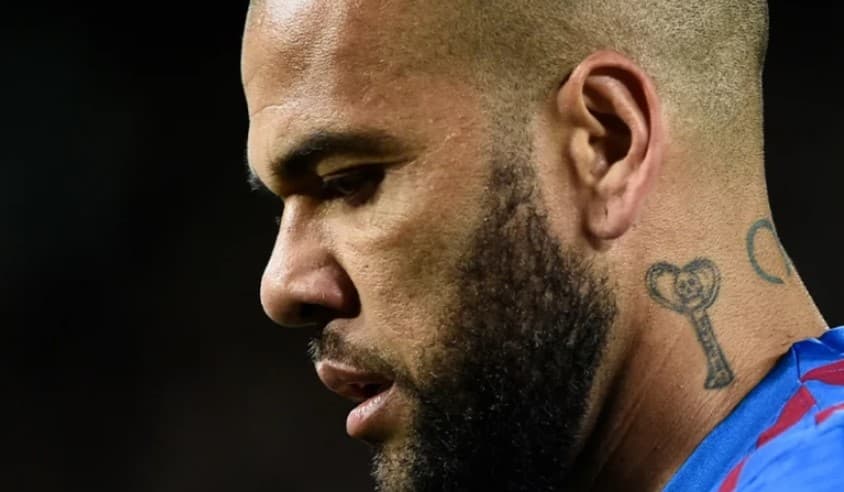 Mulher que denuncia Daniel Alves diz em depoimento que ele bateu nela e a estuprou no banheiro de boate