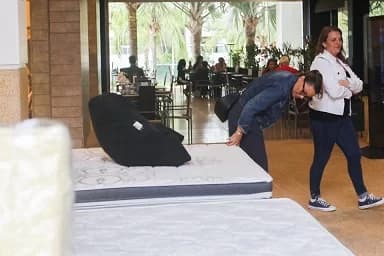 De mudança para o Alvorada, Janja pesquisa móveis em shopping de Brasília