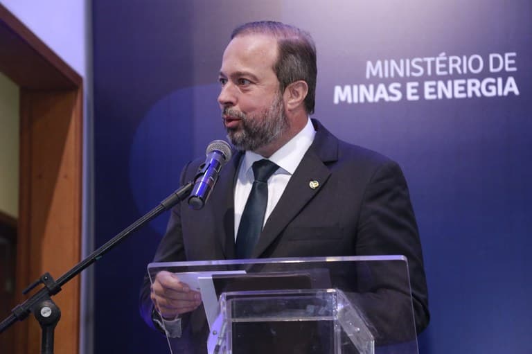 "Política de preços está sendo discutida com Petrobras", diz ministro de Minas e Energia