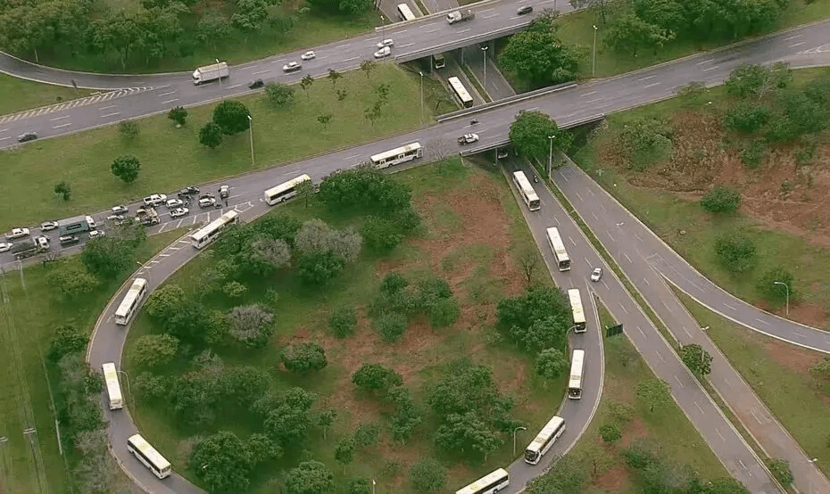 Polícia desmonta acampamento bolsonarista em quartel de Brasília e prende mais de 1.200