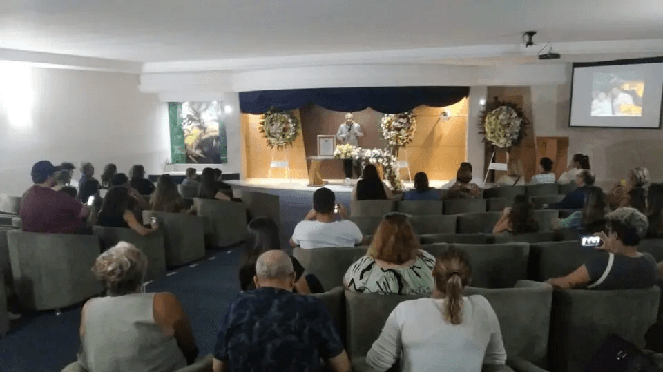 Cerimonialista finge a própria morte, organiza velório e revolta família: “Queria saber quem viria”