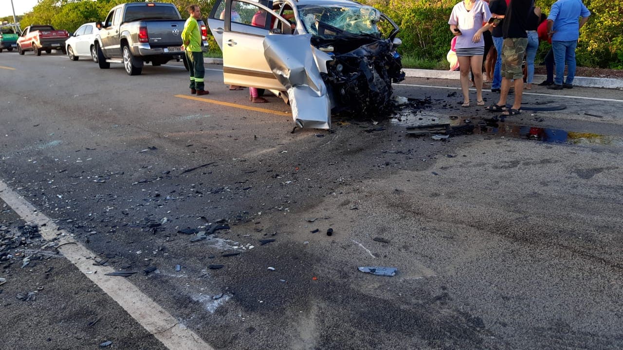 VÍDEO: Colisão frontal na BR-101 deixa duas pessoas mortas e quatro gravemente feridas