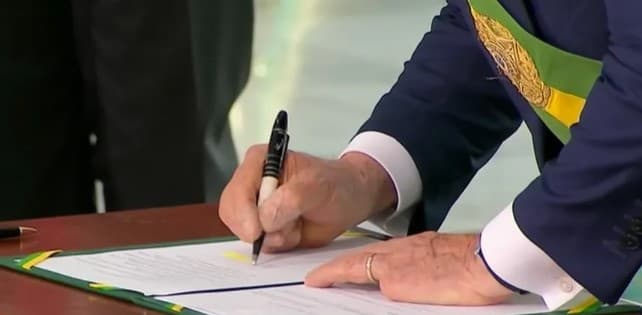 Lula prorroga por 60 dias isenção de impostos federais sobre os combustíveis e revoga normas que ampliaram o acesso a armas de fogo
