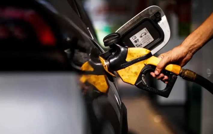 Preço médio da gasolina nos postos fica estável apesar de reajuste, diz ANP