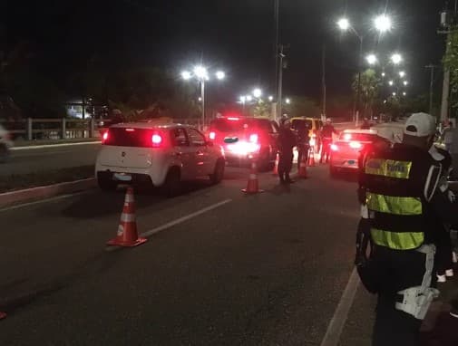 Motorista tenta passar direção para mulher, mas é pego em blitz da Lei Seca e tem carro com dívidas de R$ 14 mil apreendido