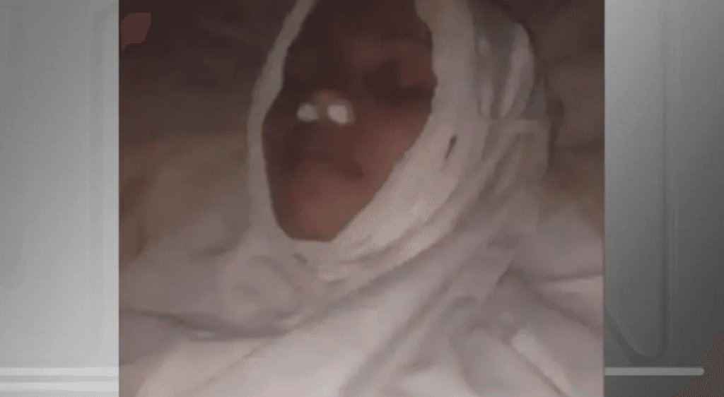 Para não pagar dívida, mulher se finge de morta e família posta até foto de "velório"