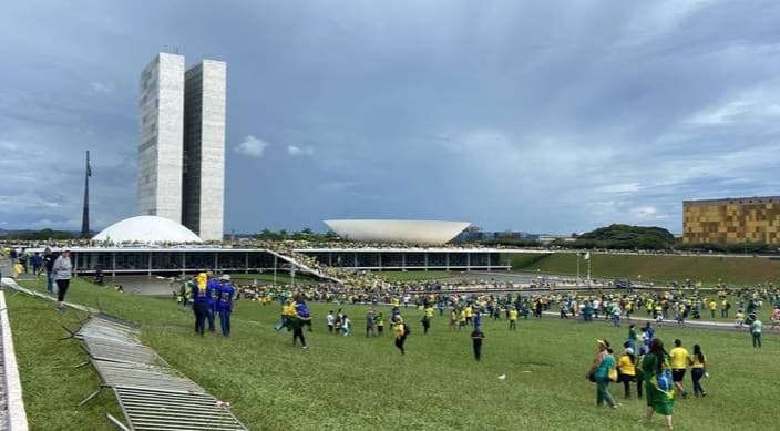 Autoridades repudiam invasão de manifestantes ao Três Poderes