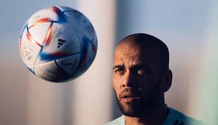 Acusado de agressão sexual, Daniel Alves joga futebol na prisão pela primeira vez, e funcionários param para assistir