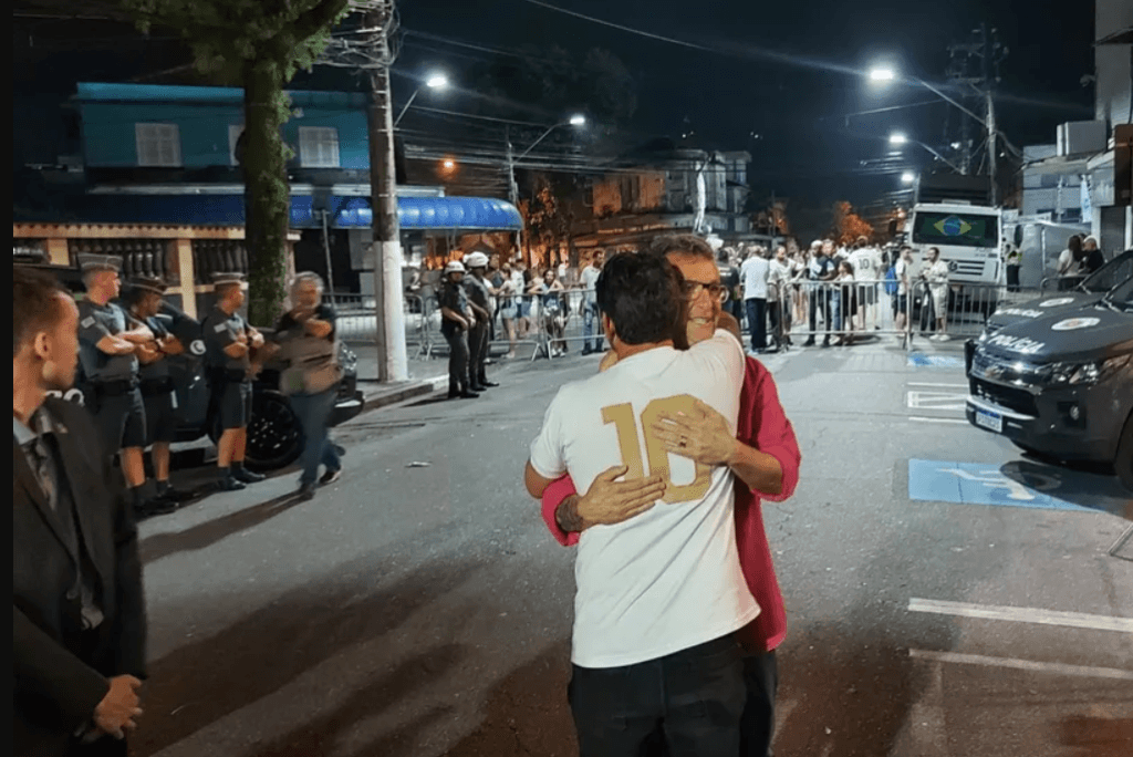 VÍDEO: Craque Neto vai ao estádio do Santos se despedir de Pelé e critica Tite e campeões do mundo